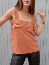 Charger l'image dans la galerie, Caraco vintage Anita - Débardeur à empiècement plissé rouille. Taille L, 40, 42. Claude Bonucci