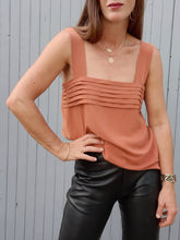 Charger l'image dans la galerie, Caraco vintage Anita - Débardeur à empiècement plissé rouille. Taille L, 40, 42. Claude Bonucci