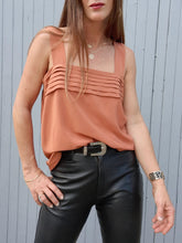 Charger l'image dans la galerie, Caraco vintage Anita - Débardeur à empiècement plissé rouille. Taille L, 40, 42. Claude Bonucci