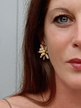 Charger l'image dans la galerie, Boucles d'oreille anciennes Emmy - Edelweiss en nacre blanche et ambre. A clips. W. Germany .