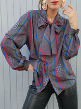 Charger l'image dans la galerie, Chemisier vintage Victoria - Col Lavallière et rayures fleuries. Taille XXXL, 44, 46. Made in France.