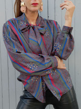 Charger l'image dans la galerie, Chemisier vintage Victoria - Col Lavallière et rayures fleuries. Taille XXXL, 44, 46. Made in France.