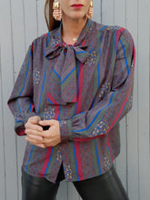Charger l'image dans la galerie, Chemisier vintage Victoria - Col Lavallière et rayures fleuries. Taille XXXL, 44, 46. Made in France.