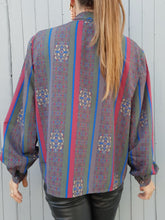 Charger l'image dans la galerie, Chemisier vintage Victoria - Col Lavallière et rayures fleuries. Taille XXXL, 44, 46. Made in France.