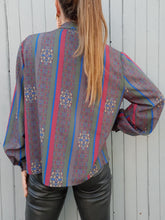 Charger l'image dans la galerie, Chemisier vintage Victoria - Col Lavallière et rayures fleuries. Taille XXXL, 44, 46. Made in France.