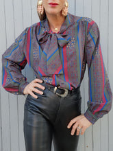 Charger l'image dans la galerie, Chemisier vintage Victoria - Col Lavallière et rayures fleuries. Taille XXXL, 44, 46. Made in France.