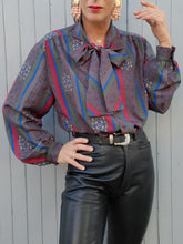 Charger l'image dans la galerie, Chemisier vintage Victoria - Col Lavallière et rayures fleuries. Taille XXXL, 44, 46. Made in France.