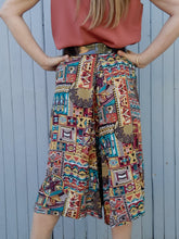 Charger l'image dans la galerie, Jupe-Culotte vintage Daphnée - Imprimé bariolé. À poches. Taille 5XL, 50, 52. Christian Marry.