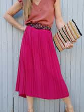 Charger l'image dans la galerie, Jupe plissée vintage Ariane - Rose Fuchsia. Taille 5XL, 50, 52. Chou Rose Paris. Made in France.