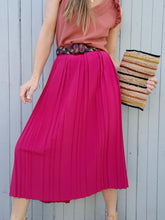 Charger l'image dans la galerie, Jupe plissée vintage Ariane - Rose Fuchsia. Taille 5XL, 50, 52. Chou Rose Paris. Made in France.