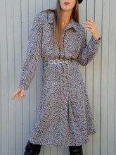 Charger l'image dans la galerie, Robe vintage Marceline - Imprimé zébré parme et noir. Taille XXL, 44, 46.