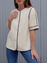 Charger l'image dans la galerie, Blazer vintage Hélèna - Laine vierge écru à liseré bleu marine. Taille M, 38, 40. Weinberg. Made in France