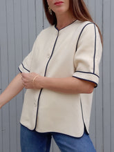 Charger l'image dans la galerie, Blazer vintage Hélèna - Laine vierge écru à liseré bleu marine. Taille M, 38, 40. Weinberg. Made in France