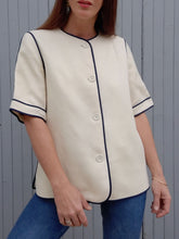 Charger l'image dans la galerie, Blazer vintage Hélèna - Laine vierge écru à liseré bleu marine. Taille M, 38, 40. Weinberg. Made in France