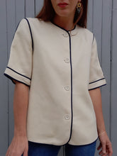 Charger l'image dans la galerie, Blazer vintage Hélèna - Laine vierge écru à liseré bleu marine. Taille M, 38, 40. Weinberg. Made in France