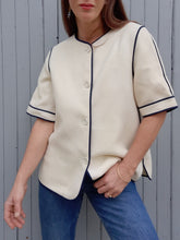 Charger l'image dans la galerie, Blazer vintage Hélèna - Laine vierge écru à liseré bleu marine. Taille M, 38, 40. Weinberg. Made in France