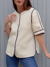 Charger l'image dans la galerie, Blazer vintage Hélèna - Laine vierge écru à liseré bleu marine. Taille M, 38, 40. Weinberg. Made in France