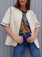 Charger l'image dans la galerie, Blazer vintage Hélèna - Laine vierge écru à liseré bleu marine. Taille M, 38, 40. Weinberg. Made in France