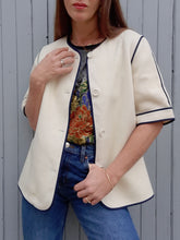 Charger l'image dans la galerie, Blazer vintage Hélèna - Laine vierge écru à liseré bleu marine. Taille M, 38, 40. Weinberg. Made in France
