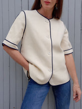 Charger l'image dans la galerie, Blazer vintage Hélèna - Laine vierge écru à liseré bleu marine. Taille M, 38, 40. Weinberg. Made in France