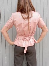 Charger l'image dans la galerie, Blazer vintage Camille - Damier rose et argenté. Taille S, 36, 38. Yves Saint Laurent Variation. Made in France