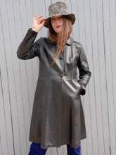 Charger l'image dans la galerie, Trench vintage Sybille - Cuir noir et col Claudine. Taille M, 38, 40. Marc Sylvain.