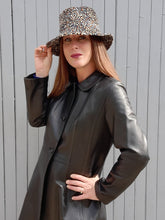 Charger l'image dans la galerie, Trench vintage Sybille - Cuir noir et col Claudine. Taille M, 38, 40. Marc Sylvain.