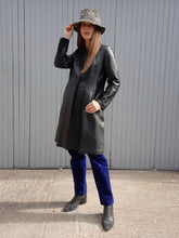 Charger l'image dans la galerie, Trench vintage Sybille - Cuir noir et col Claudine. Taille M, 38, 40. Marc Sylvain.