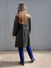 Charger l'image dans la galerie, Trench vintage Sybille - Cuir noir et col Claudine. Taille M, 38, 40. Marc Sylvain.
