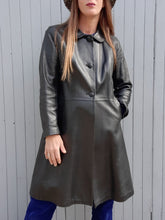 Charger l'image dans la galerie, Trench vintage Sybille - Cuir noir et col Claudine. Taille M, 38, 40. Marc Sylvain.