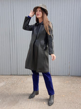 Charger l'image dans la galerie, Trench vintage Sybille - Cuir noir et col Claudine. Taille M, 38, 40. Marc Sylvain.