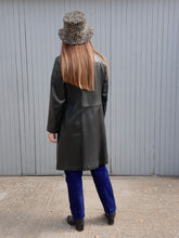 Charger l'image dans la galerie, Trench vintage Sybille - Cuir noir et col Claudine. Taille M, 38, 40. Marc Sylvain.