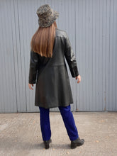 Charger l'image dans la galerie, Trench vintage Sybille - Cuir noir et col Claudine. Taille M, 38, 40. Marc Sylvain.