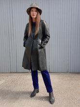 Charger l'image dans la galerie, Trench vintage Sybille - Cuir noir et col Claudine. Taille M, 38, 40. Marc Sylvain.