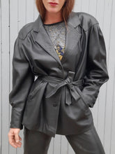 Charger l'image dans la galerie, Veste vintage Adelle - Cuir noir. Taille XL, 42, 44. Reginapary. Made in France.
