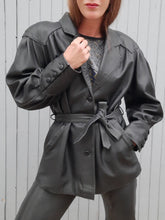 Charger l'image dans la galerie, Veste vintage Adelle - Cuir noir. Taille XL, 42, 44. Reginapary. Made in France.
