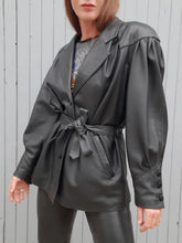 Charger l'image dans la galerie, Veste vintage Adelle - Cuir noir. Taille XL, 42, 44. Reginapary. Made in France.