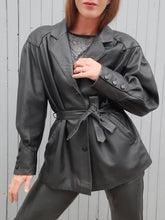 Charger l'image dans la galerie, Veste vintage Adelle - Cuir noir. Taille XL, 42, 44. Reginapary. Made in France.