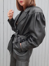 Charger l'image dans la galerie, Veste vintage Adelle - Cuir noir. Taille XL, 42, 44. Reginapary. Made in France.