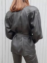Charger l'image dans la galerie, Veste vintage Adelle - Cuir noir. Taille XL, 42, 44. Reginapary. Made in France.