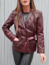 Charger l'image dans la galerie, Veste vintage Géraldine - Cuir Bordeaux. Taille S, 36, 38. Mac Douglas Paris. Made in France