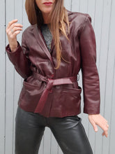 Charger l'image dans la galerie, Veste vintage Géraldine - Cuir Bordeaux. Taille S, 36, 38. Mac Douglas Paris. Made in France