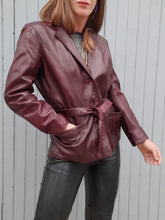 Charger l'image dans la galerie, Veste vintage Géraldine - Cuir Bordeaux. Taille S, 36, 38. Mac Douglas Paris. Made in France