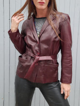 Charger l'image dans la galerie, Veste vintage Géraldine - Cuir Bordeaux. Taille S, 36, 38. Mac Douglas Paris. Made in France