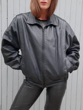 Charger l'image dans la galerie, Blouson vintage Mariana - Cuir d'agneau Noir. Taille XL, 42, 44. Made in Bulgarie