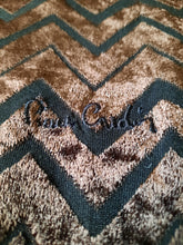 Charger l'image dans la galerie, Haut vintage Adèle - Velours zigzag marron et noir. Taille S, 36, 38. Pierre Cardin. Made in Italy.