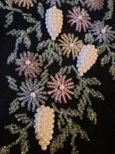 Charger l'image dans la galerie, Cardigan vintage Joséphine - Laine noire brodée de perles. Taille M, 38, 40.