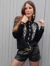 Charger l'image dans la galerie, Cardigan vintage Joséphine - Laine noire brodée de perles. Taille M, 38, 40.