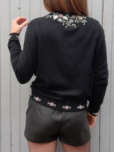 Charger l'image dans la galerie, Cardigan vintage Joséphine - Laine noire brodée de perles. Taille M, 38, 40.