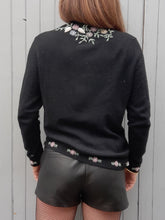 Charger l'image dans la galerie, Cardigan vintage Joséphine - Laine noire brodée de perles. Taille M, 38, 40.